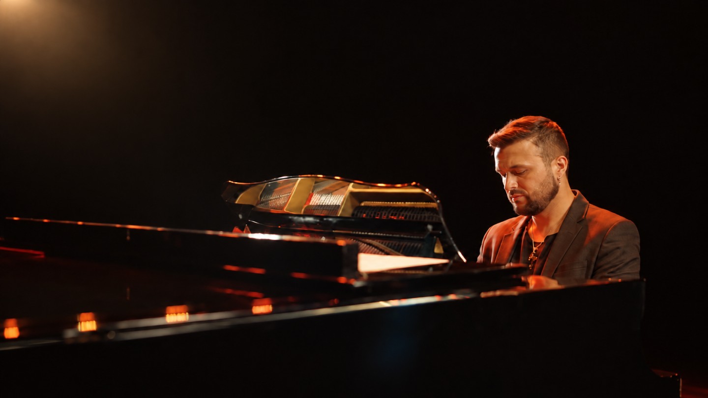 Miguel Asenjo al piano – Vocal Coach y Cantautor chileno