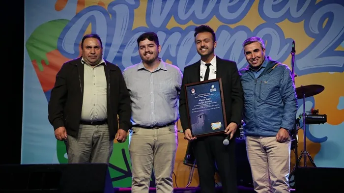 Miguel Asenjo grabando para televisión con la Orquesta Huambaly, TVN 2020